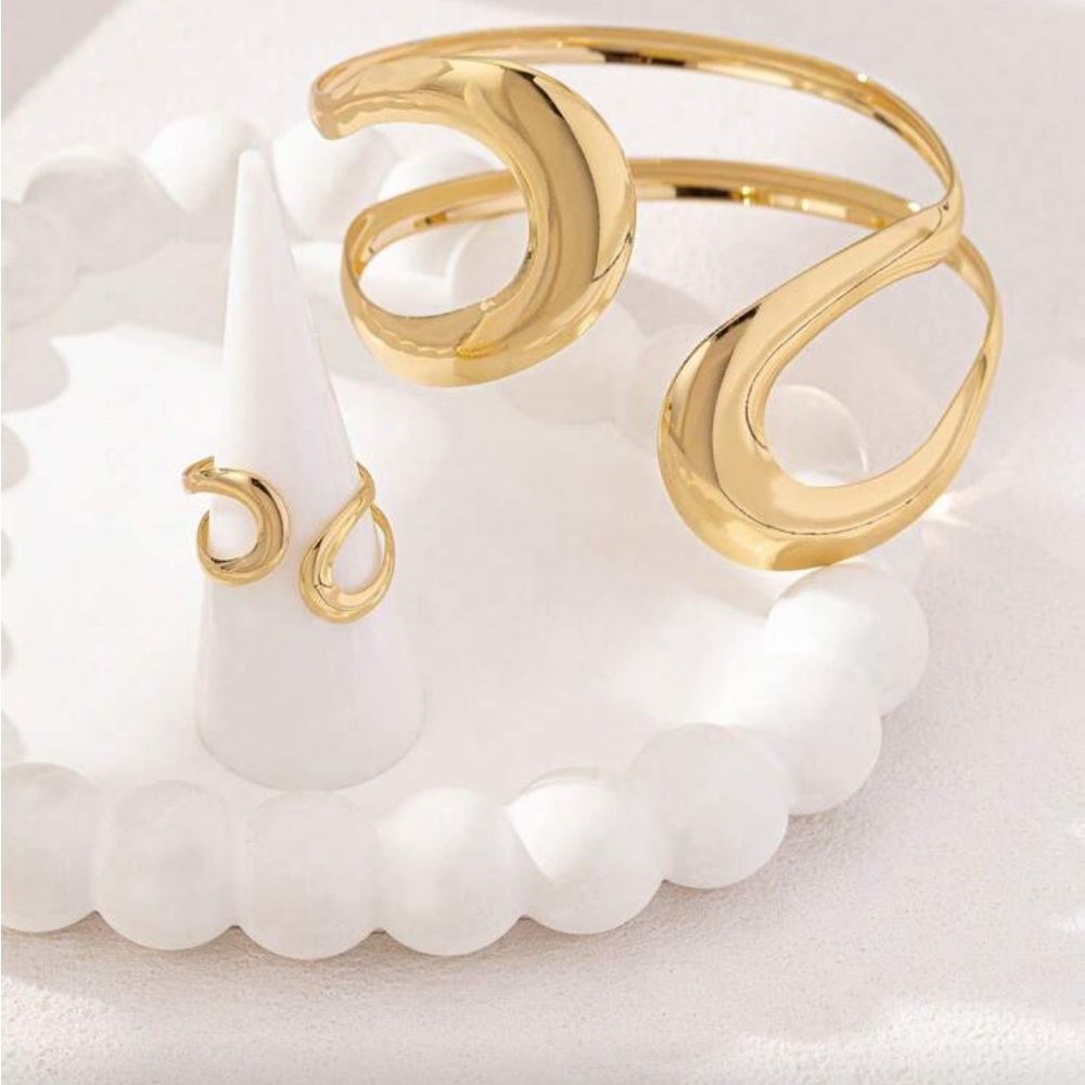 Elegant Set Gold Cuff Bracelet and Ring
